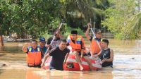 Tim Damkar Kota Bengkulu evakuasi korban banjir di PErumahan Kopri Kelurahan Semarang Kota Bengkulu